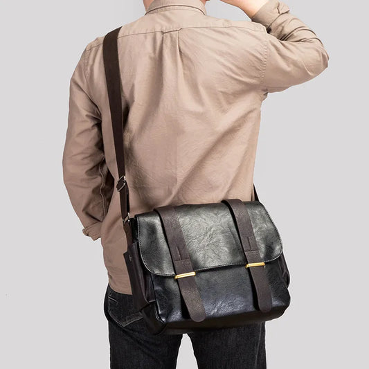 CLASSIC MESSENGER BAG